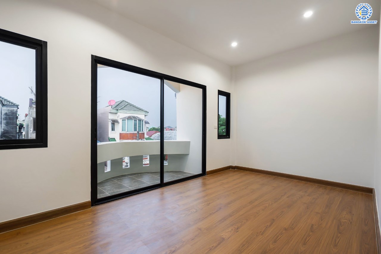 บ้านมือสองตกแต่งใหม่ ม.เศรณี ดอนเมือง-สรงประภา เนื้อที่ 27.7 ตร.ว. ฟังก์ชันจัดเต็ม 4 ห้องนอน 3 ห้องน้ำ จอดรถได้ 1 คัน ตอบโจทย์ครอบครัวใหญ่ มีความเป็นส่วนตัว เดินทางเข้าสู่ใจกลางเมืองได้อย่างสะดวกสบาย ใกล้สนามบินดอนเมือง และทางด่วนศรีสมาน...